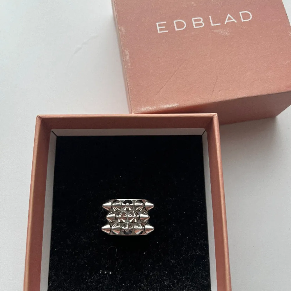 Säljer nu denna Edblad ring (peak ring steel)🤍 inga defekter, i rostfritt stål och den är i storlek 17.5 mm (M). På hemsidan kostar den 399kr. Accessoarer.