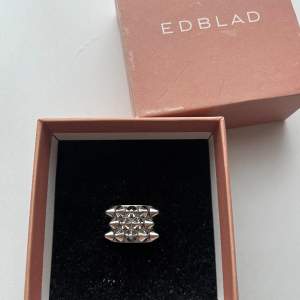Säljer nu denna Edblad ring (peak ring steel)🤍 inga defekter, i rostfritt stål och den är i storlek 17.5 mm (M). På hemsidan kostar den 399kr
