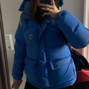 Fjällräven jacka  - Säljer min fjällräven jacka då den är stor för mig. Helt ny använt flitigt. Storlek Xl men ganska liten i storleken så är som en L/M