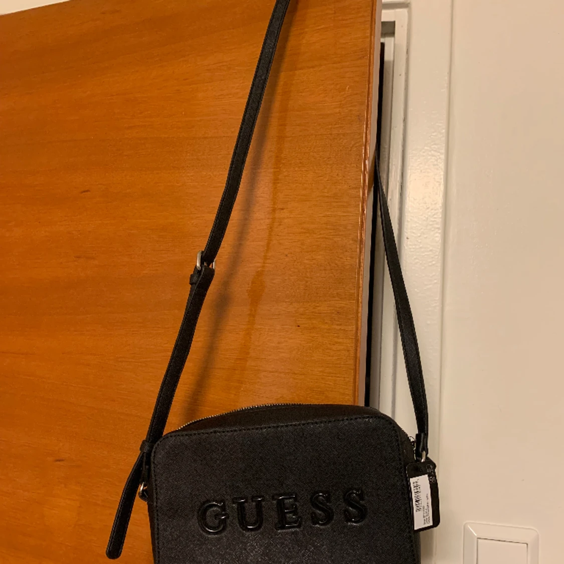 Oanvänd axelremsväska från Guess - 90