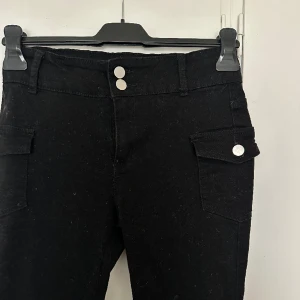 Coola jeans - Köptes på Vinted men blev inte som tänkt därav säljs de. Jag är 173 cm och passformen syns på sista bilden. Skriv för frågor!