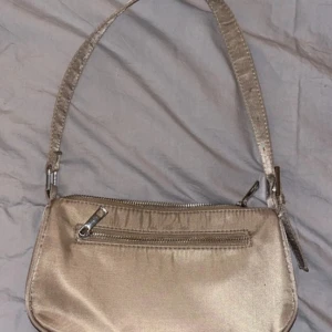 Skimmrig väska - Skimmrig handväska 