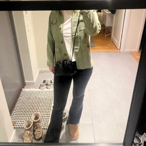 Grön jeansjacka  - Perfekt vår jacka, Såå snygg färg💞💞