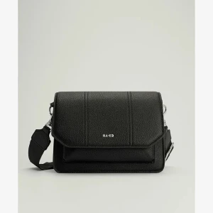 Nakd väska - Nakd väska i bra skick, säljer pågrund av att jag inte får användning av den. Slutsåld på zalando där den kostar 915kr