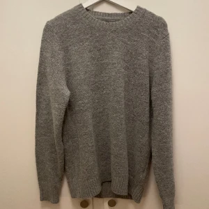 Massimo dutti tröja - Tja, säljer nu min Massimo dutti tröja i fin stickat material( säljs inte längre) köpt för 800 storlek S kond 10/10 använd typ 2 gånger kvitto fins vid behov hör av er vid frågor eller funderingar 