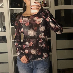 Blommig blus - Blommig mesh blus, väldigt unik topp men jag tycker den är väldigt fin, tyvärr kommer den inte till användning💗
