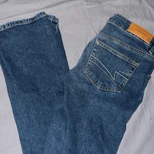 Låg/midwaist bootcut jeans från Junkyard. Storlek: S  Använt en gång.  Säljer pga att de är lite för korta på mig, annars sitter de bra.  Ursprungspris: 599kr, säljer för 299kr Köparen står för frakt.  Skriv för mer info/bilder 💕