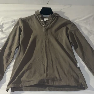 Selected home tröja  - En klassiskt grön tröja som jag köpt. Den är i ganska ny skcik och använt den då då.