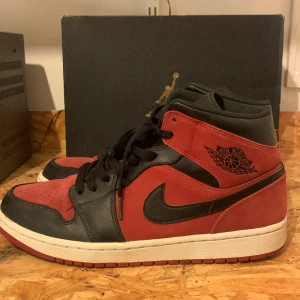 Jordan 1 Mid Mocka - Säljer dom heter feta Jordan 1 Mid’sen. Skicket skulle jag säga är 8/10. Lite crease men inget som man märker. Crease skydd ingår och kan gå ner i pris vid en snabb affär. Köpte dom för 2500 och har använt dom 3 gånger.