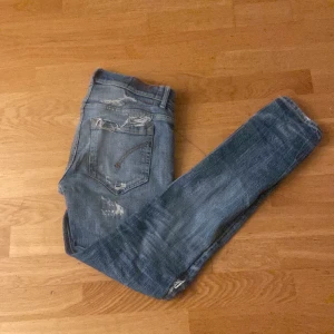 Dondup jeans  - Säljer mina dondup george i storlek 31! Jeansen är i 7/10 skick och är riktigt stilrena. Anledningen till det låga priset är att D:t har lossnat. Skriv om ni har frågor eller bytesförslag🙏🏻