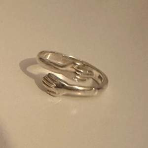 Super söt ring som ”kramas” i äkta silver. Se stempeln på bild 2.  Aldrig använd ock därför i nyskick  Den går att ändra i storlek så passar alla fingrar 😊😊 Använd gärna köp nu ❤️