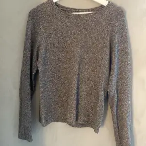 • Brun/grå stickad tröja från Vero moda • Knappt använd så den är nyskick! • Inga hål eller öglor • Stolek xs