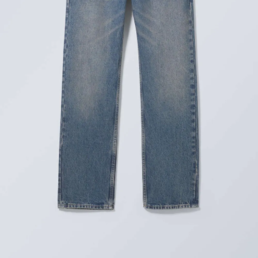 Low waist baggy jeans i väldigt bra skick! Nypris 500 men säljer för 250(pris kan diskuteras). !Obs-inte samma färg på byxorna som på bilden inklippt från hemsidan! . Jeans & Byxor.