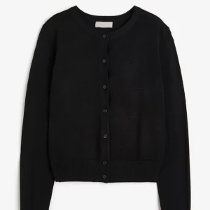 Finstickad kofta hm - Finstickad kofta från hm ganska nopprig men annars i bra skick 