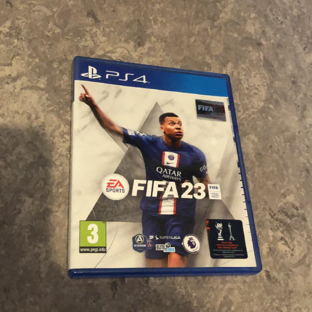 3st FIFA till ps4 och en call of duty advanced warfare. Muu.