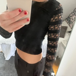 Spetstopp - Säljer denna supersnygga spetstoppen då den tyvärr inte kommer till användning, använd fåtal gånger och i väldigt fint skick🥰stl 146-152 men skulle säga att de passar en xxs - xs😊