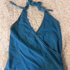 vintage diesel halterneck-topp - Säljer denna super fina vintage diesel halterneck-toppen då den inte längre är min stil. Den är nästan helt oanvänd av mig och passar perfekt till sommaren! Den är storlek L men passar mig som vanligtvis när S/M💕🌸