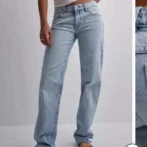 Säljer mina fina A’99 Low Straight Jeans från Abrand i storlek 28💕 De passar mig bra som ofta har storlek s/m, 36, 27/28 i byxor. Köpta för 999kr💐