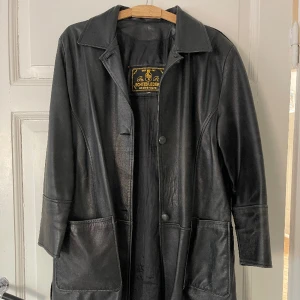 Skinnkappa | Vintage - Vintage skinnkappa i 100% läder. Naturligt sliten men i fint skick.