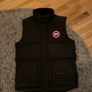 Canada goose väst  - Säljer min äkta goose väst som jag har haft ett tag, så den är använd men har inga skador elelr något sådan, Pris går att diskutera 