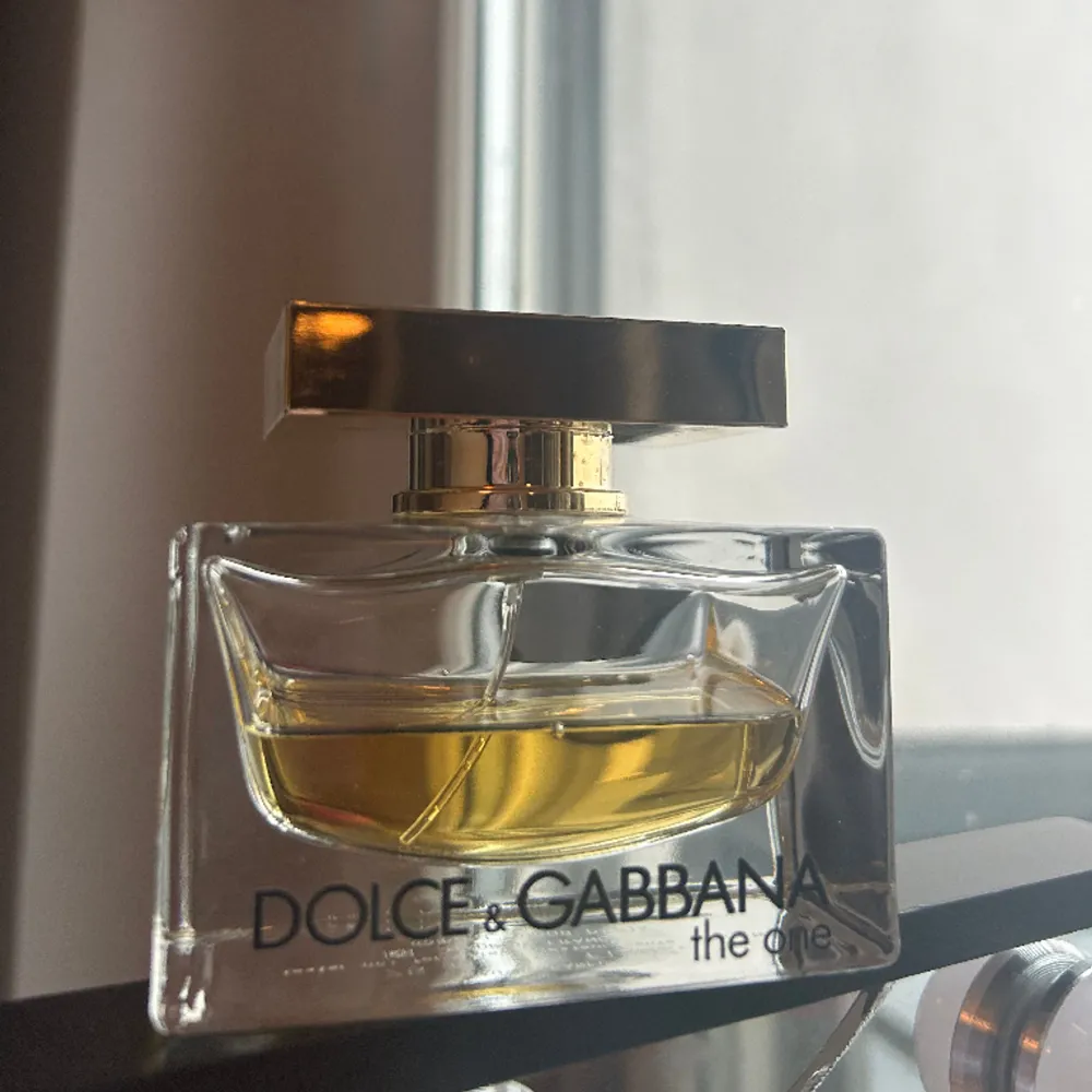 Dolce & Gabbana The One edp 75 ml flaska. Det är lite mindre än hälften kvar 🩷 Nypris (30 ml): 795 kr . Övrigt.