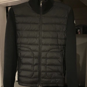 MONCLER CARDIGAN - Hej, säljer nu min Moncler Cardigan Size: S Cond: 9/10 Pris:4500kr