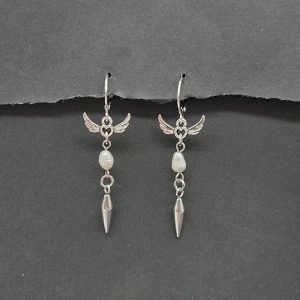 Handgjorda örhängen  - Handgjorda örhängen●Följ :@ekjewelryofficial🤲 ● 💎Material- silverpläterad metall, pärlor, rostfritt stål och zinklegeringar ●Örhängeskrokar -rostfritt stål. Nickel fri. Längd -5,5cm. 