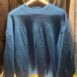 Blå stickad tröja - Från zara, stl Xs❤️ knappt använd!