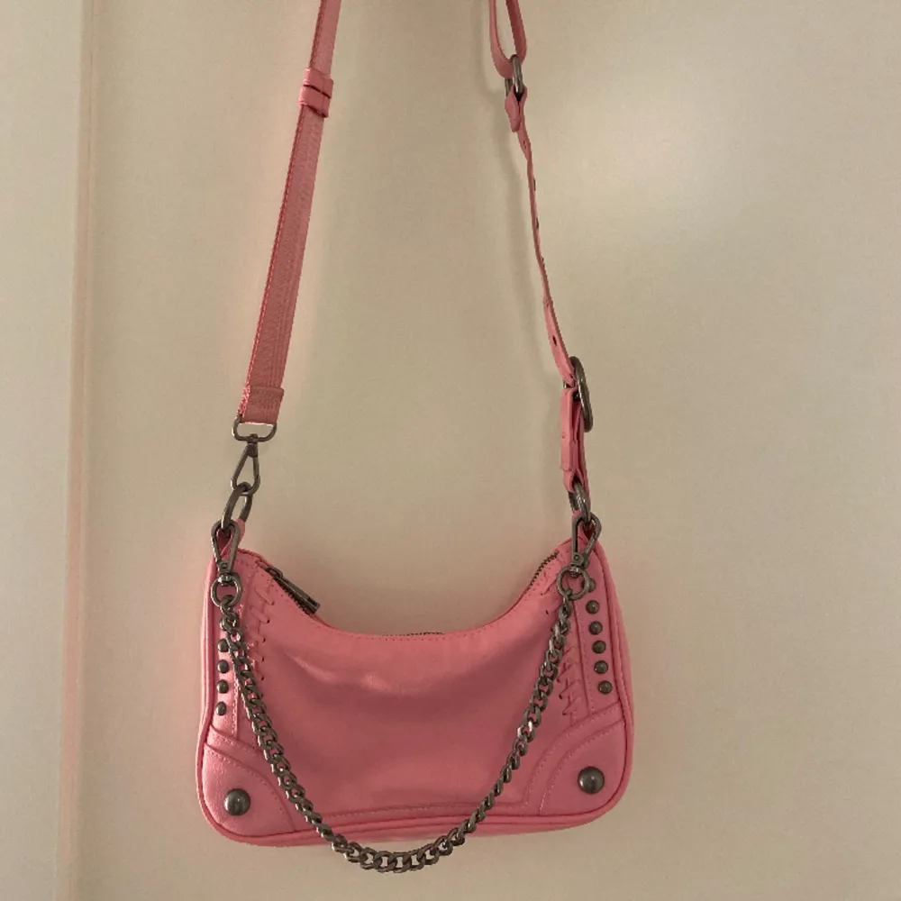 En rosa väska från zara!!! Slutsåld på deras hemsida. Väskan är i fint skick🫶🏼🫶🏼 Pris kan diskuteras vid snabb affär . Väskor.