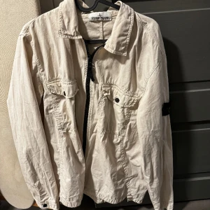 Stone Island Overshirt - Varan är i hyfsat skick men har mycket kvar att ge!