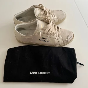 Saint Laurent disstressed sneakers - Säljer dessa saint Laurent skor ( skick 8/10) 2 ysl påsar ingår  Storlek 41 men passar 42/42,5