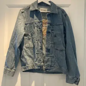 Denim jacket från Our Legacy. Har ett hål vid vänster arm, se bild. 