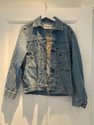 Our legacy jeansjacka - Denim jacket från Our Legacy. Har ett hål vid vänster arm, se bild. 