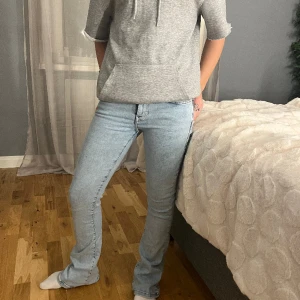 Ljusblå jeans - Lågmidjade jeans passar på folk som är runt 160cm. Inga defekter, men priset kan diskuteras.💗😊