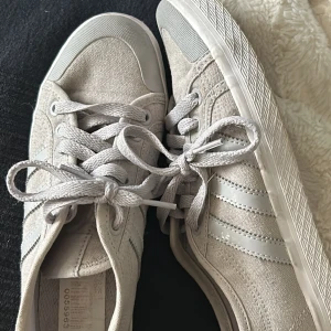 Adidas skor - Gråa adidas skor i storlek 36 1/3 Fint skick. Knappt använda.