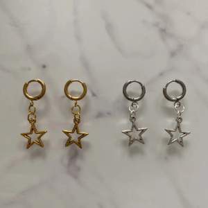 (Säljer för mitt UF) Star Earrings Short är ett par örhängen av rostfritt stål. Dessa örhängen finns bara kvar i guld som visas på bilderna. Perfekta för att kunna lysa upp din vardag. Vi säljer dessa för endast 24 kr ?!