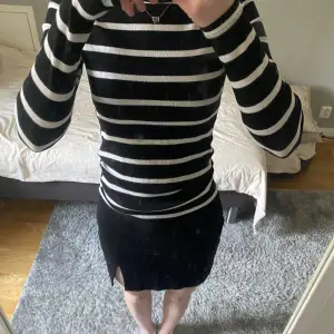 Fin randig tröja med svart och vitt. Köpt på Gina Tricot i storlek XS. Från deras basically basics collection. Bra skick🎀☺️