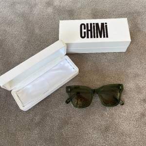 Chimi solglasögon i modellen #005 och färgen kiwi. Knappt använda och orginalförpackning, fodral och putsduk följer med! 