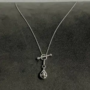 Helt nytt silver halsband s925! Super fint😍 säljer den då jag inte använder silver tyvärr ☹️passar bra till alla hjärtans dag som närmar sig om man vill ge bort en present 😍❤️💌 