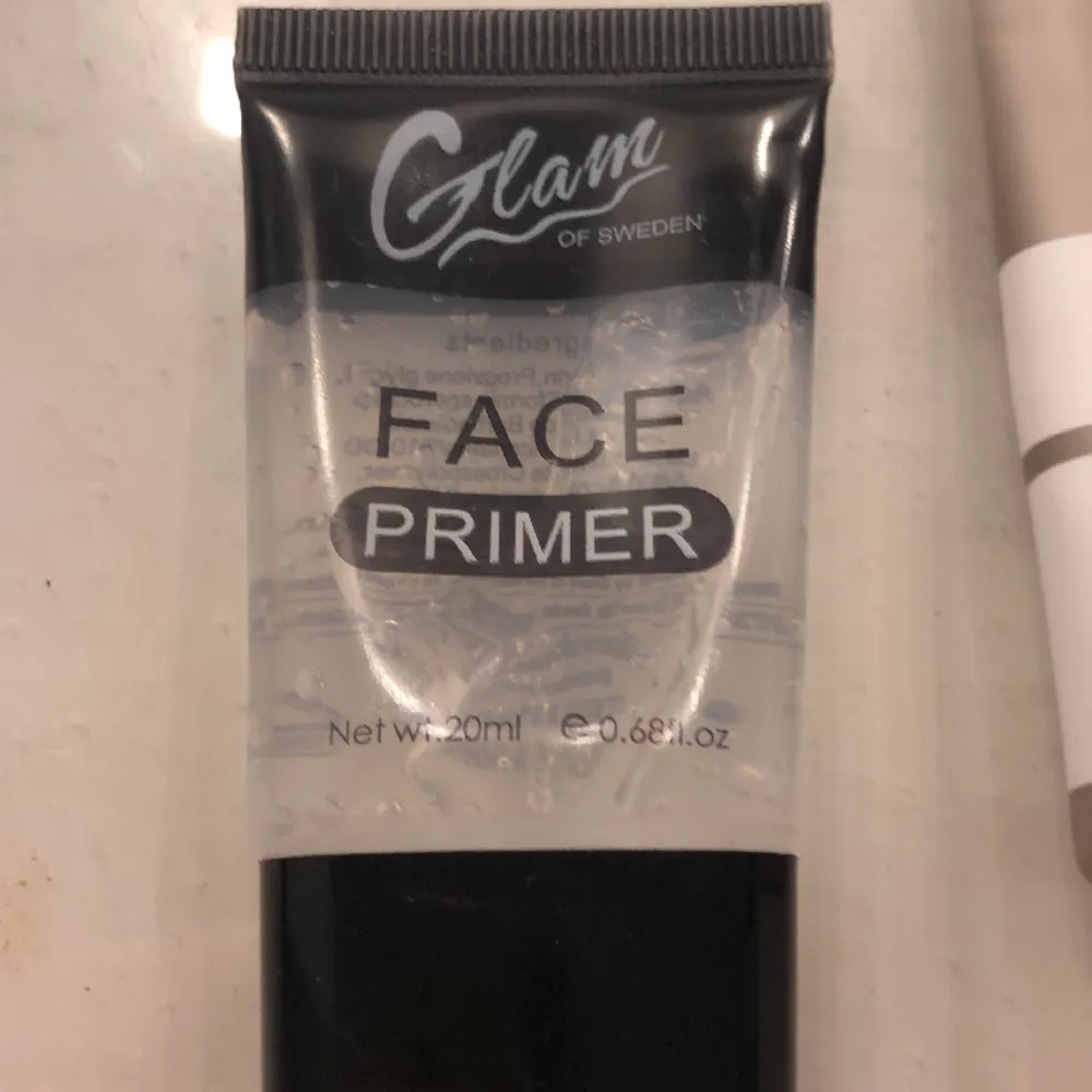 Säljer två olika primers, en ordinary silicone primer och en glam of sweden primer. Det är ca halva kvar i ordinarie och 3/4 kvar i glam of Sweden! Glam of sweden: 10kr Ordinary:30kr. Övrigt.