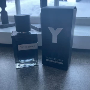 Yves saint laurent  - Säljer nu denna parfym då jag inte gillade den så mycket  Fick den när jag fyllde i november men inte använt den så mycket 