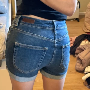 Denim shorts - Fint skick! Storlek M men jag på bilden har i vanliga fall XS🫶