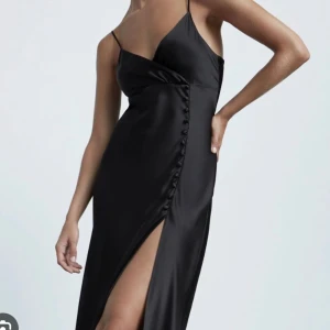 Zara satin klänning - Satin klänning från zara. Helt ny och oanvänd endast testad🤍