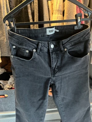 Lågmidjade jeans  - Kända Lågmidjade jeansen ifrån lager157. Bra skick, använda två gånger för att de tyvärr är för korta för mig. 