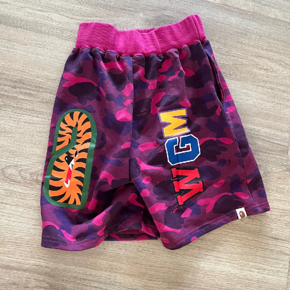 Säljer dessa bape shorts storlek M Oanvända . Jeans & Byxor.