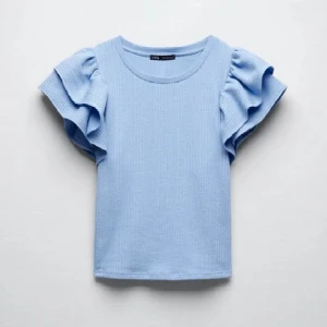 Zara topp - 💖Funderar på att sälja denna då den inte kommer till användning längre!💖Skriv för egna bilder eller andra frågor! Tryck gärna på köp nu och är öppen för byten🛍️💖✨💋