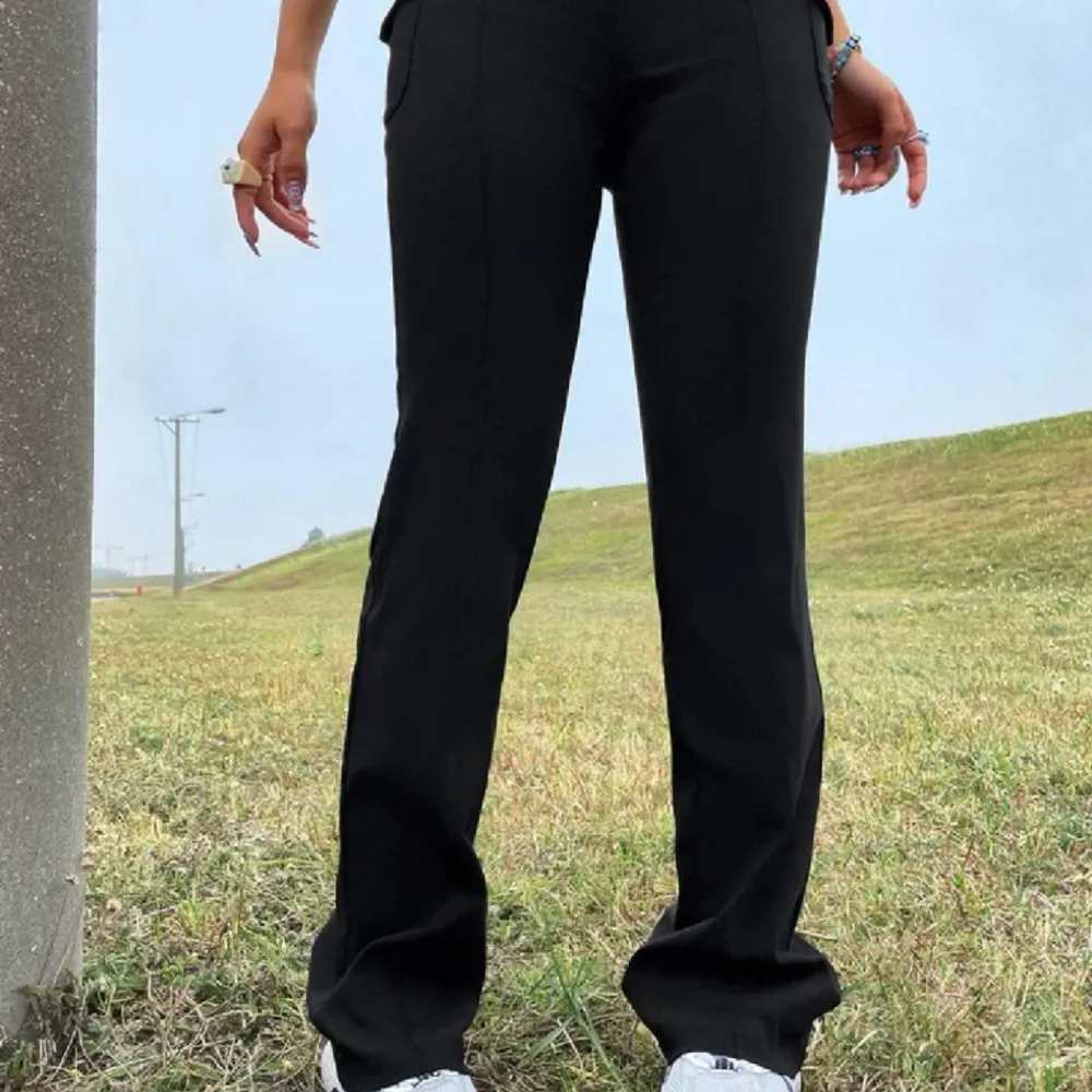 Svarta helt oanvända kostymbyxor 🩷. Jeans & Byxor.