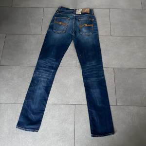 Jeans av Nudie Jeans Co. i modellen ”Grim Tim”. Aldrig använda, tag sitter kvar. Snygg indigo färg. Nypris ca 1599:- Vid frågor är det bara att DMa ;)