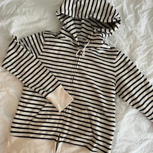 Uniqlo kofta - Kofta från Uniqlo. Superbra material, metall dragkedja. Använd ett fåtal gånger!🫶 storlek är L men skulle säga att det är M 