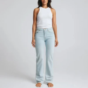 Lågmidjade jenss - Säljer nu mina super snygga jeans från bikbok. Modellen heter low straight 510 jeans. Köpta för 700kr😊 